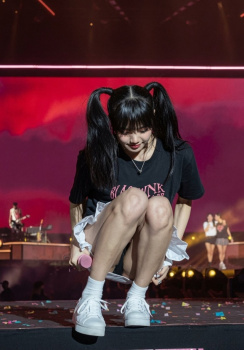 BLACKPINKのリサ、ライブで見せパンを履き忘れてパンチラしてしまうの画像