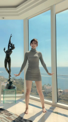 日向坂46藤嶌果歩、ニットワンピおっぱい超ミニ！これAVよりエロいなの画像