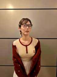 谷尻萌アナ、ニットおっぱいデッカ過ぎ！横乳の膨らみどうなってんだの画像