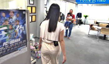 北川莉央アナ、パンティ線が透けてる白ピタパンの尻肉がエッチ過ぎ最高の画像
