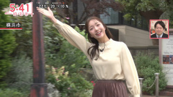 刈川くるみアナ、ブラウス横乳おっぱいの膨らみがエッロ過ぎタマランなの画像