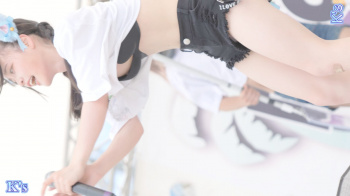 アイドルのハミ尻や乳首チラ、尻肉揺れの画像