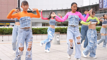 ダンサーのハミパンチラ、胸チラ、下乳チラの画像