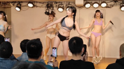 アイドルの胸チラ、ニップレスチラ、ブラチラ、ヌーブラチラ、ハミパンチラ、ハミ尻、乳揺れ、尻肉揺れの画像