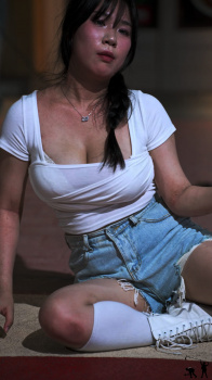 ダンサーの胸チラ、ブラチラ、透けブラ、乳揺れの画像