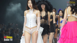 モデルのブラチラ、パンチラ、胸チラ、ハミ尻、透けマン、マン毛チラ、乳揺れ、尻肉揺れの画像