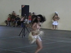 ダンサーの胸チラ、乳輪チラ、乳首チラ、乳揺れの画像