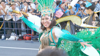 サンバの胸チラ、ハミ尻、尻肉揺れ、乳揺れの画像