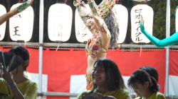 サンバJDのハミ尻、ハミパンチラ、胸チラ、乳首チラ、乳揺れ、尻肉揺れの画像