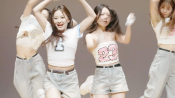 JDの乳首チラ、乳輪チラ、胸チラ、ブラチラ、乳揺れの画像