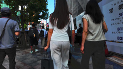 お姉さんの透けパンチラ、尻肉揺れの画像