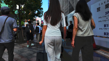 お姉さんの透けパンチラ、尻肉揺れの画像