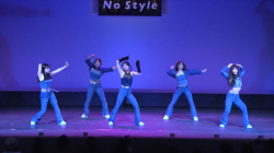 ダンサーの透け乳首、乳揺れの画像