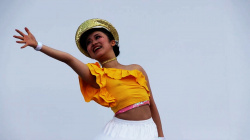 ダンサーの乳首ポチ、ブラチラの画像