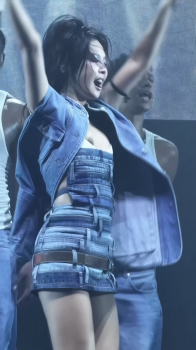アイドルの胸チラ、乳輪チラ、乳首チラ、乳揺れの画像