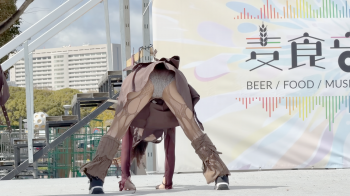 ダンサーのパンチラ、胸チラの画像