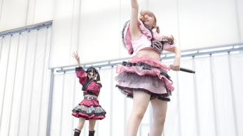 アイドルのブラチラ、胸チラの画像