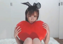 【無修正ライブチャット】激カワスレンダー美女がエッチなコスプレをするエロライブ配信の画像