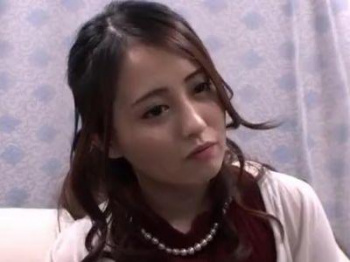 〖素人-エロ動画〗『そのまま出していいよ♡』きれいでボインな人妻が童貞君と生出し筆おろし！おかずにしたい18禁映像の画像