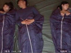 〖美乳-エロ動画〗『みんな起きちゃうよ…』人妻が若者とのキャンプでテントの中で不倫SEX！ギンギン確実の画像