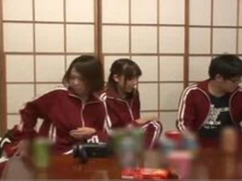 〖女子校生-美乳〗『先生に見つかっちゃう…』修学旅行で女子高生たちが同級生と乱交SEX！シコシコ必須の映像の画像