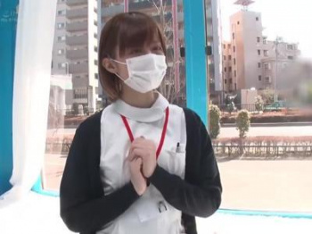 〖外見える!?-看護師〗ギンギンチンポを目の前に出されて興奮しちゃった可愛い看護師！妄想注意なR18映像の画像