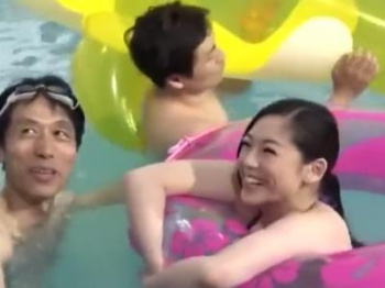 @美乳,人妻@プールに遊びに来ていた大きなおっぱいのビキニ姿の熟女に水中で悪戯して親近相姦H！ギンギン確実の画像