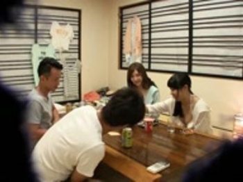 【ナンパ】ナンパした水着美女たちとツイスターゲーム！水着を脱がせて激ピストンH！即抜けAVの画像