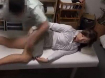 /盗撮:のぞき/仕事帰りのつかれたOLにエッチなストレッチ！セクハラされて感じてきちゃったお姉さんとH！最高のエロ動画の画像
