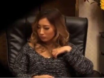 /のぞき:エロ動画/いい感じのギャルにオイルを塗りたくっていたずら！発情して抵抗できない娘！購入して何度も見たいAVの画像