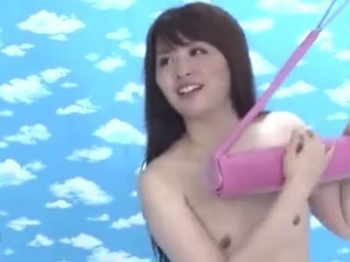 [素人.美乳]『もう我慢できない…』素人カップルがエッチな蟹股ゲームで罰ゲーム！おかずにしたい18禁映像の画像