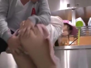 [いたずら.エロ動画]『やめて～』バイト中のミニスカ美少女にいたずらレイプ！即抜け注意なスケベ映像の画像