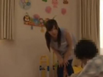 {淫乱\ハード系}『気持ちいいでちゅか？』巨乳でかわいい保育士さんと幼児プレイ！フォルムがいい感じの女の子の画像