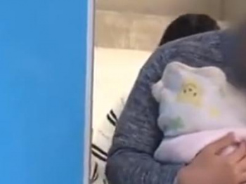 {外見える!?\人妻}【エロエロカー】旦那をミラーの外に待たせてデカチン男とノースキンで不倫！タダで見れちゃうエロ映像の画像