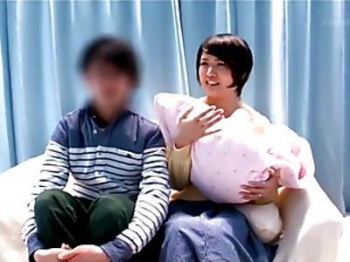 «外見える!?|不倫»「入れるのは…」子持ちの人妻がデカチン男性の悩みお助け企画でそのまま不倫！スケベ注意な18禁映像の画像