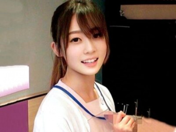 【素人】エロ美少女ナースを3P調教！騎乗位”素股”で我慢でき…の画像
