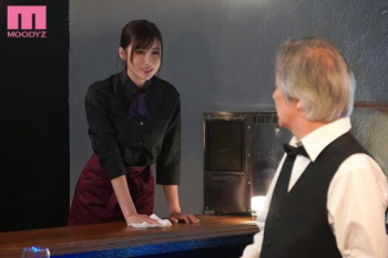 【藤森里穂】店長今日は帰らせないから…フォロモン淫乱ビッ痴が中年男を狂わせ惚れさせる!の画像
