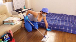 【赤城穂波】むっちり巨乳のハウスクリーニングのお姉さんがタンクトップで清掃する姿に欲情！の画像
