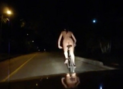 自転車オナニーで羞恥プレイ: 夜間に真っ裸でサイクリング女子の画像