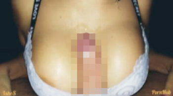 巨乳のパイズリ: ブラをつけたままパイズリでパイ射の画像