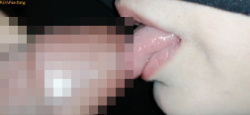 包茎: 舌で尿道をこすりながら手コキする熟女の画像