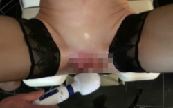 局部吸引: 吸引して膨らんだ陰唇を電マでの画像
