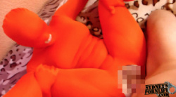 全身タイツ: オレンジのゼンタイ女性に挿入してぶっかけの画像