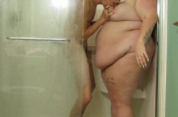 へそコキ: ぽっちゃり女性とシャワー室での画像