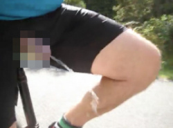 自転車オナニー: サドルにペニス縛って坂道滑降の画像