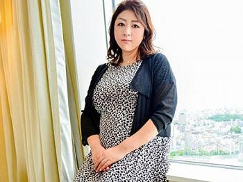 [エロ動画][素人]上品そうな人妻は脱いだらヤバイ１２７㎝wエッグい爆乳ユッサユサ揺らす五十路おばさんが変態プレイに溺れるの画像