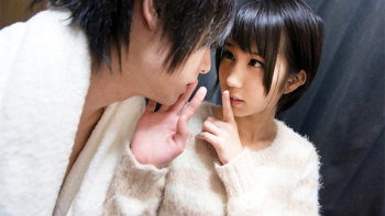 【湊莉久】興奮が駆け巡る禁断のエッチは必見！調子に乗ってすぐ上にまたがり自信満々に腰を振ってくる！の画像