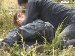 山ガールが草むらに引き込まれ凌辱されるレイプ動画の画像