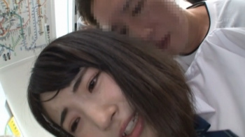 色白美尻女子校生の尻ワレメを執拗に弄りまわす痴漢師の画像