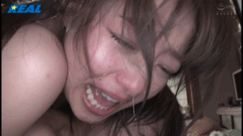 押し入りレイプ！涙で顔がぐちゃぐちゃになりながら集団レイプされる女家族の画像